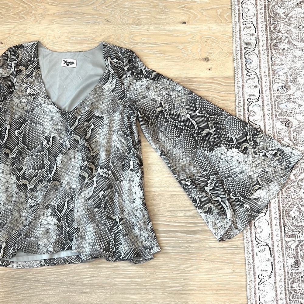 Show Me Your MuMu Long Sleeve Reptile Snake Print Blouse Bell Sleeve Deep V Neck - Picture 11 of 12
